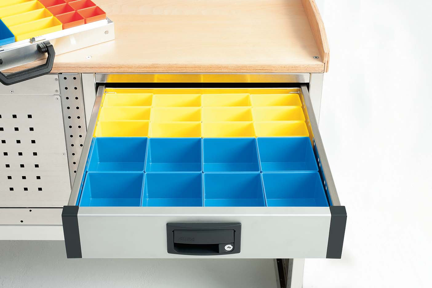 Schublade mit farbigen Sortierboxen